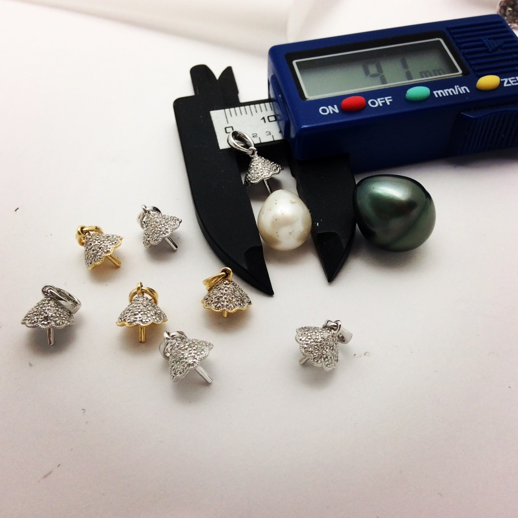 Measuring pearls and ciamond caps with an electronic caliper